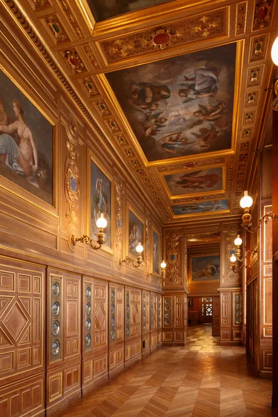 Фонтенбло, Франція, 30 березня 2017: інтер'єр кімнати в палаці Шато-де-Фонтенбло який використовувався як Королівський замок замку, в даний час Національний музей і Всесвітньої спадщини ЮНЕСКО — стокове фото