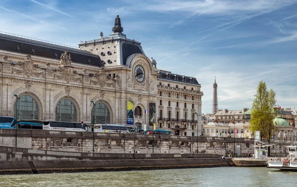 París, Francia, 30 de marzo de 2017: El Museo de Orsay es un museo con la mayor colección de obras maestras impresionistas, en la orilla izquierda del Sena. Se encuentra en la antigua estación de tren Gare dOrsay —  Fotos de Stock