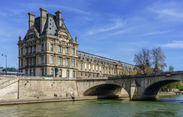 París, Francia, 30 de marzo de 2017: Vista del Museo del Louvre y Pont des arts, París - Francia —  Fotos de Stock