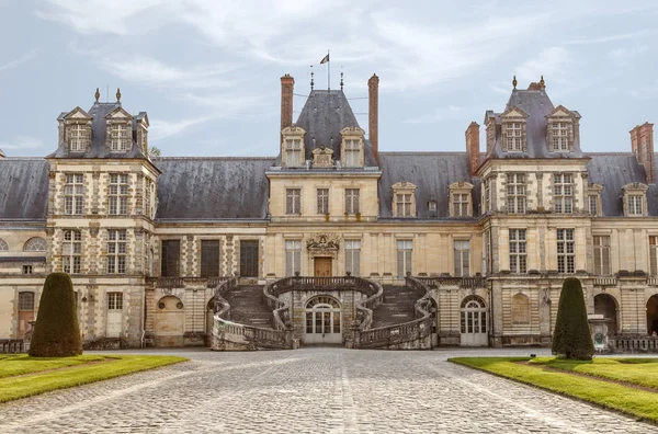 Fontainebleau, França, 30 de março de 2017: Castelo Real de Fontainebleau. O castelo é de estilo renascentista, localizado perto do centro da cidade de Fontainebleau. Maiores castelos medievais Património da UNESCO — Fotografia de Stock