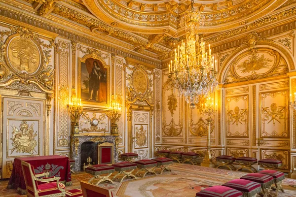 Фонтенбло, Франция, 30 марта 2017 года: Интерьеры комнаты Fontainebleau Palace. Шато было одним из главных замков Национального музея французских королей и объектом Всемирного наследия ЮНЕСКО — стоковое фото