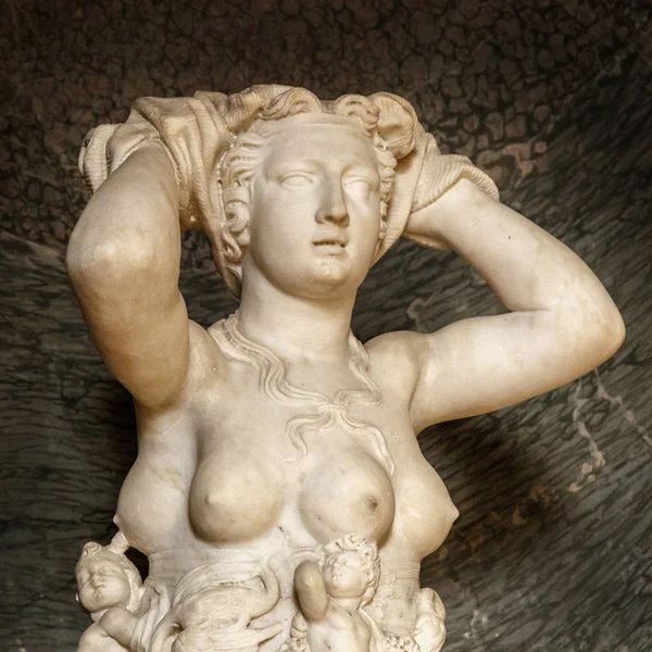 Fontainebleau, Francia, 30 de marzo de 2017: Estatua polimática de la naturaleza por Tribolo en el Palacio de Fontainebleau, cerca de París, el 19 de agosto de 2011.Los atributos de Artemisa de Éfeso se han utilizado para crear una —  Fotos de Stock