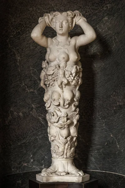 Фонтенбло, Франція, 30 березня, 2017: Polymast статуя природи Tribolo в палаці Фонтенбло біля Парижа 19 серпня 2011 року. атрибути Артеміди в Ефесі були використані для створення — стокове фото