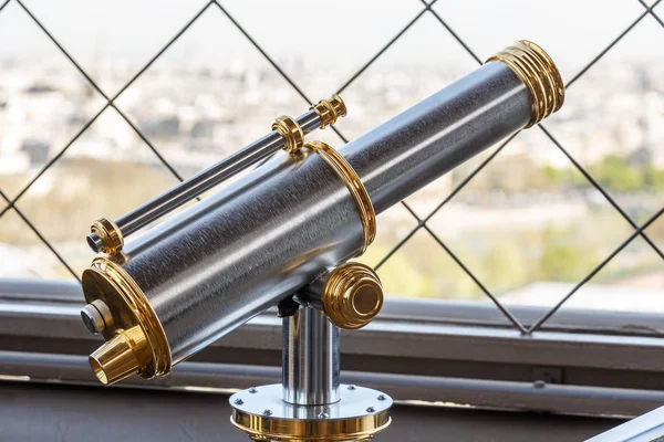 París, Francia, 30 de marzo de 2017: Telescopio de la Torre Eiffel con vista a París. Antiguo visor panorámico o telescopio en la parte superior de la torre eiffel. Telescopio monoocular en la Torre Eiffel y vista de la ciudad —  Fotos de Stock