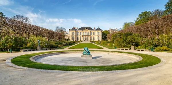 Paris, França, 30 de março de 2017: Exterior do Museu Rodin, um museu famoso e popular que abriga a obra de Auguste Rodin — Fotografia de Stock