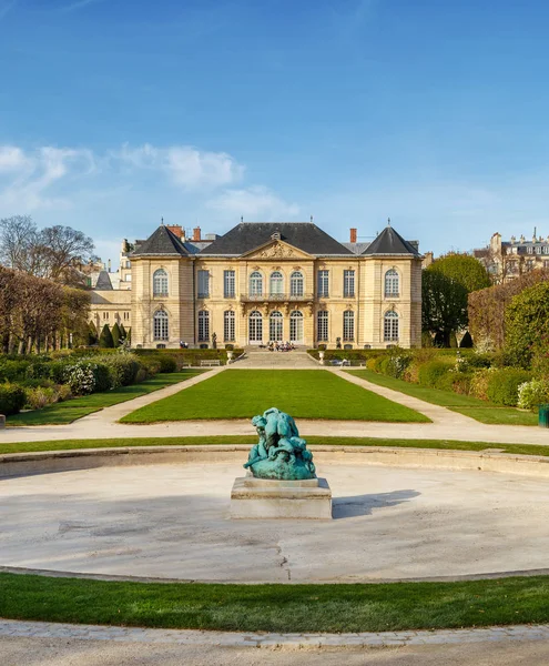 Paris, França, 30 de março de 2017: Exterior do Museu Rodin, um museu famoso e popular que abriga a obra de Auguste Rodin — Fotografia de Stock