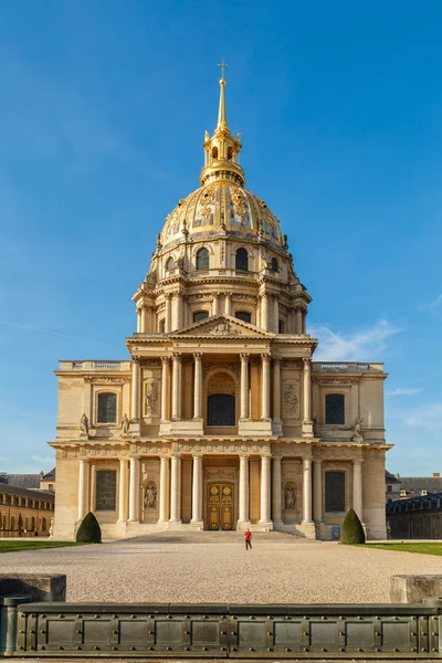 París, Francia, 30 de marzo de 2017: Hospital Les Invalides y cúpula capilla, Francia. Así como un hospital y un asilo para veteranos de guerra desde 1678. Museo de Historia Militar de Francia —  Fotos de Stock