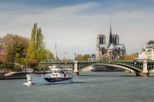 Paryż, Francja, 30 marca 2017: Notre Dame de Paris z niezidentyfikowanymi ludźmi. Katedra jest jednym z największych i najbardziej znanych budynków kościelnych na świecie i symbolem Paryża — Zdjęcie stockowe