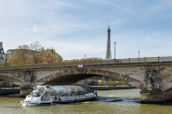 Parigi, Francia, 30 marzo 2017: rive della Senna con barche sullo sfondo la torre Eiffel. Destra banchina della sciabica fiume alloggiamento barca — Foto Stock