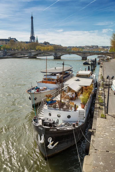 パリ、フランス、2017年3月30日:エッフェル塔を背景にしたボートを持つセーヌ川岸。セーヌ川ボートハウジングの右ドック — ストック写真