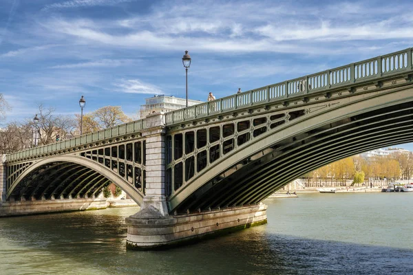 París, Francia, 30 de marzo de 2017: Puente de París. Puentes de París sobre el río Sena, en un hermoso día nublado. No menos de 37 puentes atraviesan el Sena, río que separa las orillas izquierda y derecha de París —  Fotos de Stock