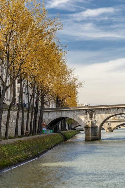 Paris, France, March 30, 2017: Paris Bridge. Bridges of Paris over Seine River, on a beautiful cloudy day. No less than 37 bridges span Seine, river that separates Left and Right banks of Paris — Stock Photo, Image