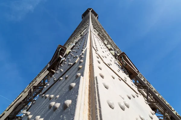 Озил со дна Эйфелевой башни, Париж — стоковое фото