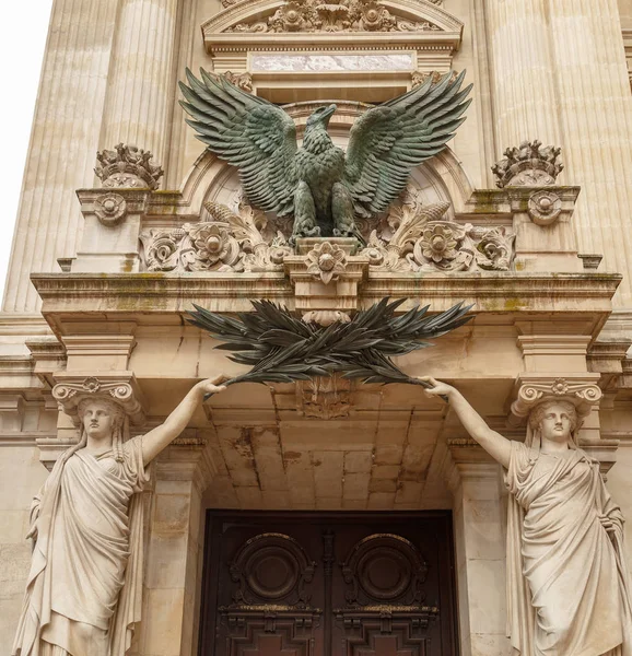 Paris, França, 30 de março de 2017: Uma escultura de águia de Pierre Loiuis Rouillard, olhe para fora da fachada de Garnier. Isto é rampas de entrada para os treinadores da ópera especificamente para as pessoas reais — Fotografia de Stock