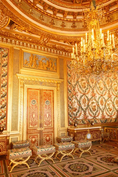 Фонтенбло, Франция, 30 марта 2017 года: Интерьеры комнаты Fontainebleau Palace. Шато было одним из главных замков Национального музея французских королей и объектом Всемирного наследия ЮНЕСКО — стоковое фото