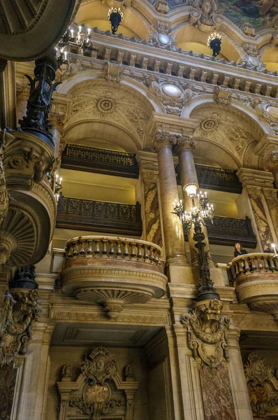 París, Francia, 31 de marzo de 2017: Vista interior de la Ópera Nacional de París Garnier, Francia. Fue construido entre 1861 y 1875. Escalera Garnier, interior. Es la ópera más famosa del mundo —  Fotos de Stock