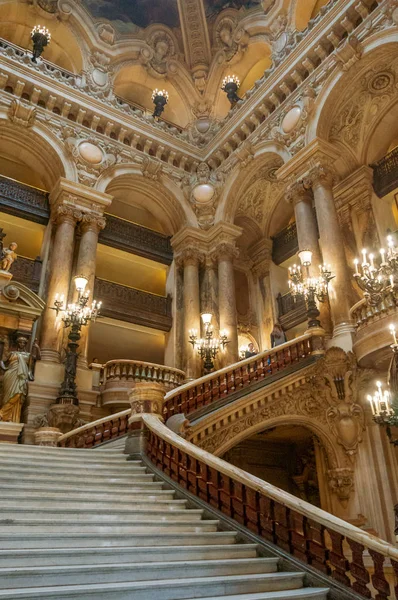 París, Francia, 31 de marzo de 2017: Vista interior de la Ópera Nacional de París Garnier, Francia. Fue construido entre 1861 y 1875. Escalera Garnier, interior. Es la ópera más famosa del mundo —  Fotos de Stock