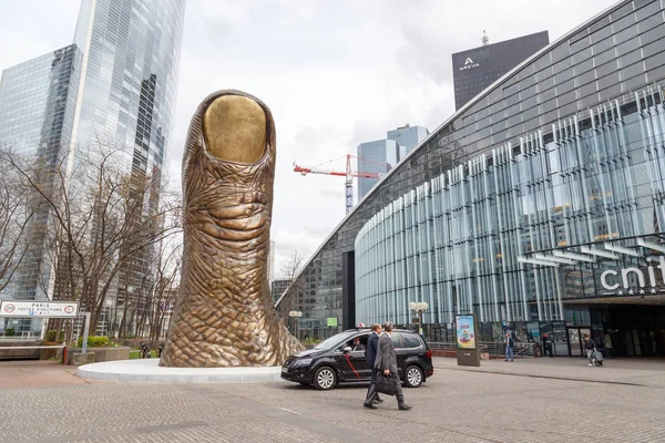 París, Francia, 30 de marzo de 2017: Escultura de dedo gordo o gran pulgar gigante o estatua de arte ubicada en la defensa, cerca del gran arco en París, Francia. Escultura Pouce the Thumb de César — Foto de Stock