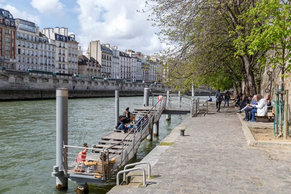 Párizs, Franciaország, április 1, 2017: Quay szélén a csatorna a sétálók. Geode a háttérben. Villette Park. A turisták sétálnak a közelben Pont Neuf. A Szajna legrégebbi hídja — Stock Fotó