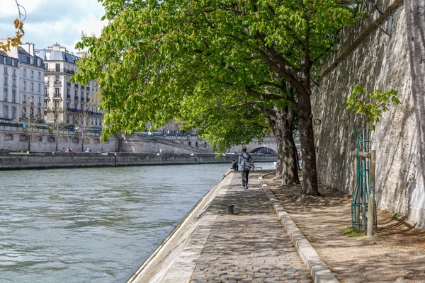 Párizs, Franciaország, április 1, 2017: Quay szélén a csatorna a sétálók. Geode a háttérben. Villette Park. A turisták sétálnak a közelben Pont Neuf. A Szajna legrégebbi hídja — Stock Fotó