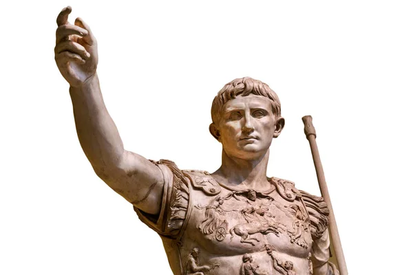 시저 아우구스투스, 고대 로마의 첫 번째 황제. 흰색 배경에 고립 된 로마의 중심에있는 청동 기념비적 인 동상 — 스톡 사진