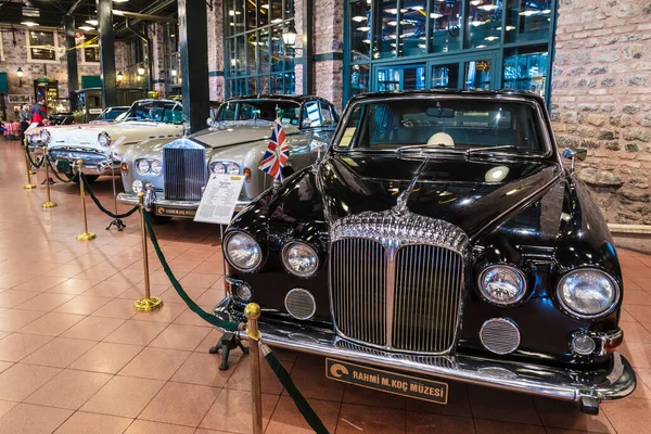 Istanbul, Turkey, 23 March 2019: Classic cars in Rahmi M. Koc Industrial Museum. 코크 박물관은 터키에서 가장 큰 자동차 수집 품중 하나이다. 고전 시대의 향수에 젖은 자동차 전시관 — 스톡 사진