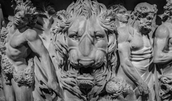 モスクワ、ロシア- 2017年11月9日:プーシキン美術館壁に古代のライオンの頭の救済。神話の石の芸術の浅浮彫り。ウヴァロフ石棺日付から210広告 — ストック写真