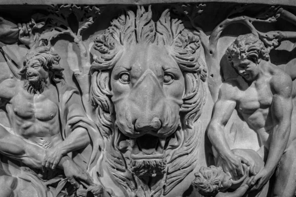 Moskou, Rusland - 9 november 2017: Poesjkin Museum of Fine Arts. Oude leeuwenkop reliëf op de muur. Mythologie steen kunst bas-reliëf. Uvarov sarcofaag uit 210 Ad — Stockfoto