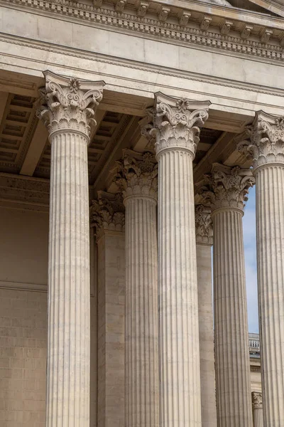 고전적 인 옛 법원 기념비. 그리스나 로마 신전과 비슷 한 공공 건물의 일부로서, 코린토스 기둥이 있는 신고전주의 주랑 — 스톡 사진
