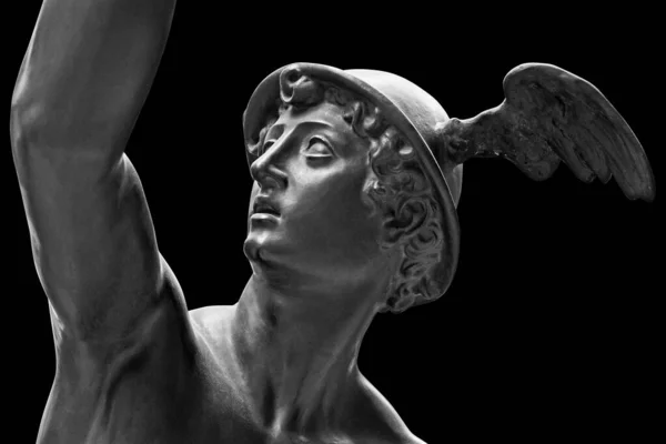 Starożytny posąg starożytnego boga handlu, kupców i podróżników Hermes - Merkury. Jest olimpijskim posłańcem bogów ze skrzydłami na hełmie. Rzeźba odizolowana na czarnym tle przez ścieżkę wycinania — Zdjęcie stockowe