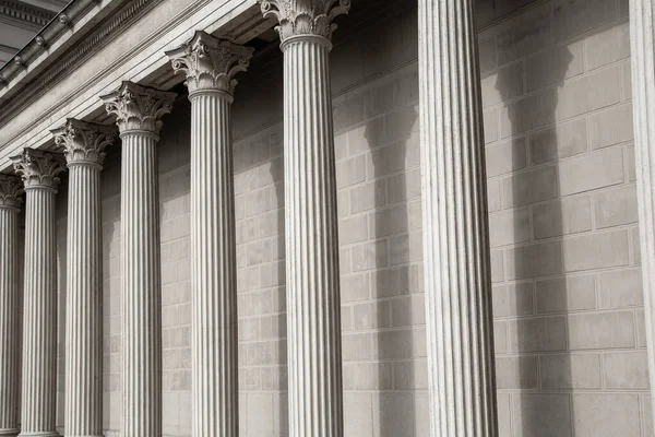 Vintage Old Justice Courthouse Column. Columnata neoclásica con columnas corintias como parte de un edificio público parecido a un templo griego o romano —  Fotos de Stock