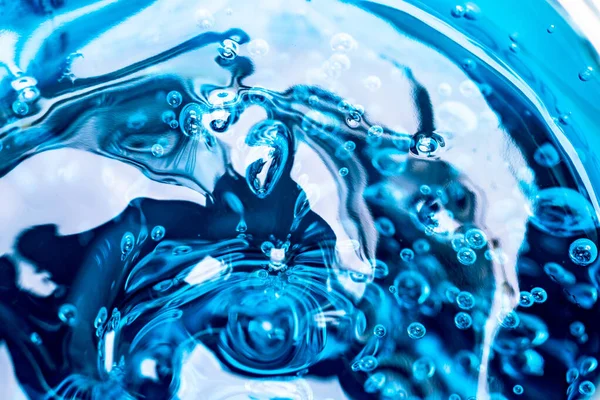 Palline di gel blu acqua. Gel polimerico. Gel di silice. Palle di idrogel blu. Sfera di cristallo liquido con riflesso. Sfondo texture. Macro da vicino. Saponi sfondo con bolle d'aria — Foto Stock