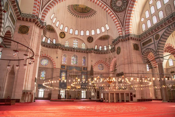 Stambuł, Turcja, 25 marca 2019 r.: Widok wnętrza meczetu Suleymaniye w Stambule, Turcja. Meczet Sulejmaniye jest meczetem zbudowanym przez Mimara Sinana w latach 1551-1557 na zlecenie Suleimana Wspaniałego. — Zdjęcie stockowe