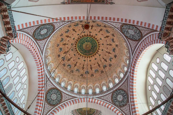 Стамбул, Туреччина, 25 березня 2019: Сулейманійська мечеть у Стамбулі, Туреччина. Мечеть Сулейманіє - мечеть, збудована Мімаром Сінаном у 1551 - 1557 роках від імені Сулеймана Пишного. — стокове фото
