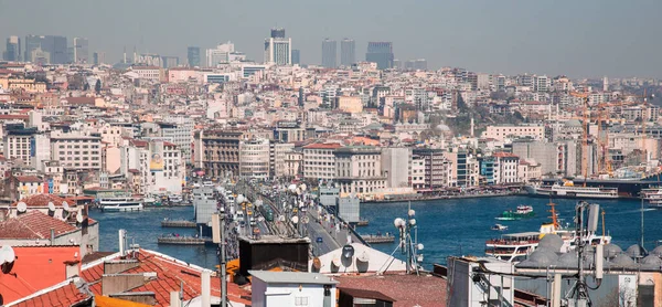 Istanbul, Turquie, 25 mars 2019 : Pont Galata et vieux centre d'Istanbul. Le pont de Galata sur la Corne d'Or est un point de repère célèbre d'Istanbul. Vue panoramique de la ville d'Istanbul d'en haut au coucher du soleil — Photo