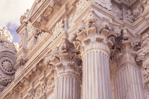 Vintage Old Justice Courthouse Column. Neoclassicistische colonnade met Korinthische zuilen als onderdeel van een openbaar gebouw dat lijkt op een Griekse of Romeinse tempel — Stockfoto