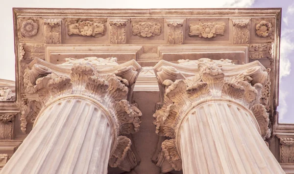 Колонна старинного здания суда. Неоклассическая колоннада с коринфскими колоннами как часть общественного здания, напоминающего греческий или римский храм — стоковое фото
