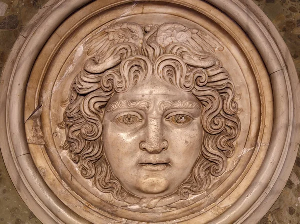 Medusa face sculptura. Portretul principal al lui MedusaÎn mitologia greacă Medusa a fost un monstru, un Gorgon, o femeie umană înaripată cu o față hidoasă și șerpi veninoși vii în loc de păr. — Fotografie, imagine de stoc