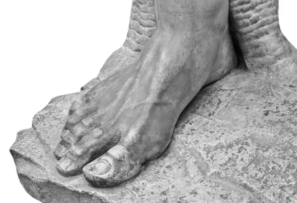 脚。古董大理石雕像的碎片。后面的地面裂开了.扁平的肢体，有手指的脚部男性，身体的一部分。在白色背景下被隔离的古代花岗岩人像的脚 — 图库照片