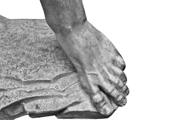 Pie. Fragmento de una estatua de mármol antiguo. Terreno agrietado en el fondo. Extremidad de yeso, pie masculino con dedos, parte del cuerpo. Pie de granito antiguo estatua del hombre aislado sobre fondo blanco —  Fotos de Stock