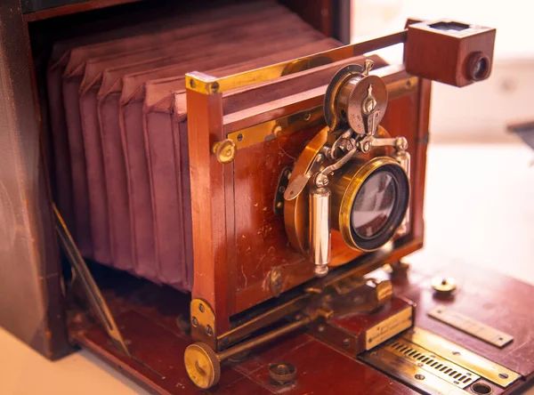 Vieille lentille vintage vintage close up caméra sur table en bois. Image de la lentille gros plan de la photocaméra à film de bois antique — Photo
