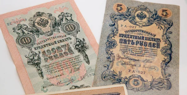 2019年10月23日，俄罗斯莫斯科：白俄罗斯旧纸币，5卢布和10卢布，1909年左右。 沙皇俄国（英语：Tzar Russia）- 1909年法案：印行国徽-双头鹰的法案。 俄罗斯旧币 — 图库照片