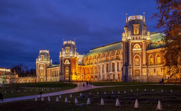 Moscou, Rússia, 23 de outubro de 2019: Grand Palace, Tsaritsyno park. Boa noite foto marcante. Parque popular Museu Tsaritsyno ao pôr-do-sol. Visitando o Palácio Tsaritsyn. Museu e parque no sul da cidade — Fotografia de Stock