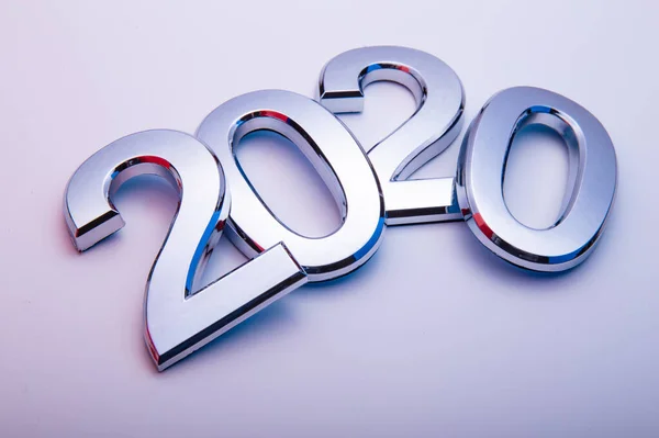 祝2020年新年快乐。编号为2020，背景明亮。2020年数字形式的银字. — 图库照片