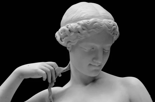 White marble sculpture head of young woman. Statue of sensual renaissance art era naked woman in circlet antique style isolated on black background — Stock Photo, Image
