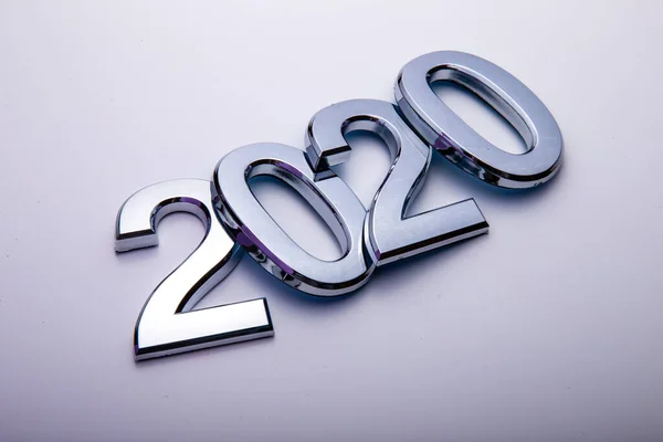 Gott nytt år 2020. Symbol från nummer 2020 på ljus bakgrund. Silverbokstäver i form av siffror 2020. — Stockfoto