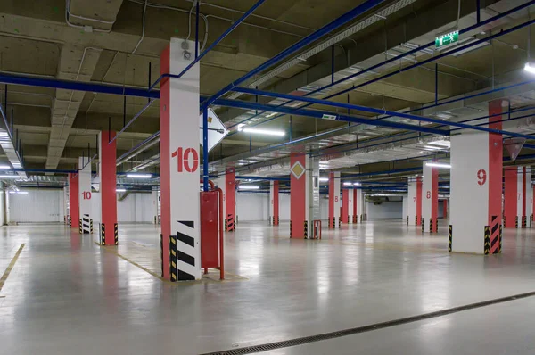 Üres ipari istálló vagy parkoló telek. Városi, durva alulépítés háttere. Üres raktár belső tér — Stock Fotó