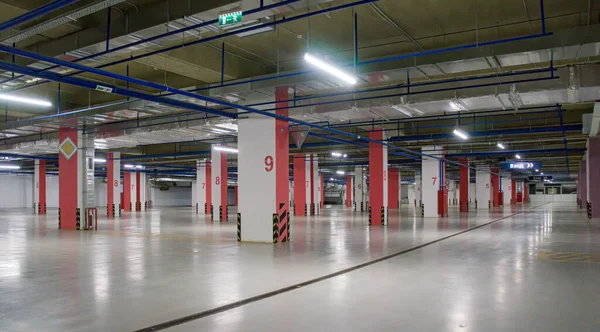 Pusty magazyn przemysłowy lub parking. Urban, trudna sytuacja w trakcie budowy. Wnętrze pustego magazynu — Zdjęcie stockowe