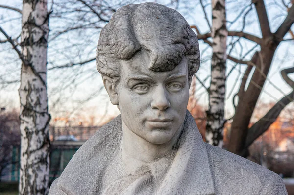 Moscú, Rusia - 24 de marzo de 2020: Monumento al gran poeta ruso Sergey Yesenin sobre el fondo de los abedules —  Fotos de Stock