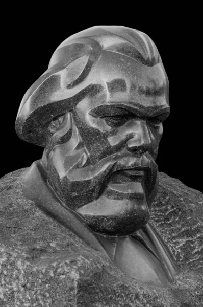 Moscú, Rusia - 24 de marzo de 2020: Estatua monumental del famoso comunista Karl Marx —  Fotos de Stock